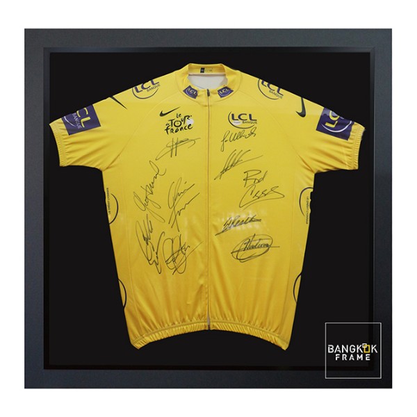 กรอบรูปโชร์เสื้อขาวพร้อมลายเซ็นนักร้องที่ชอบ